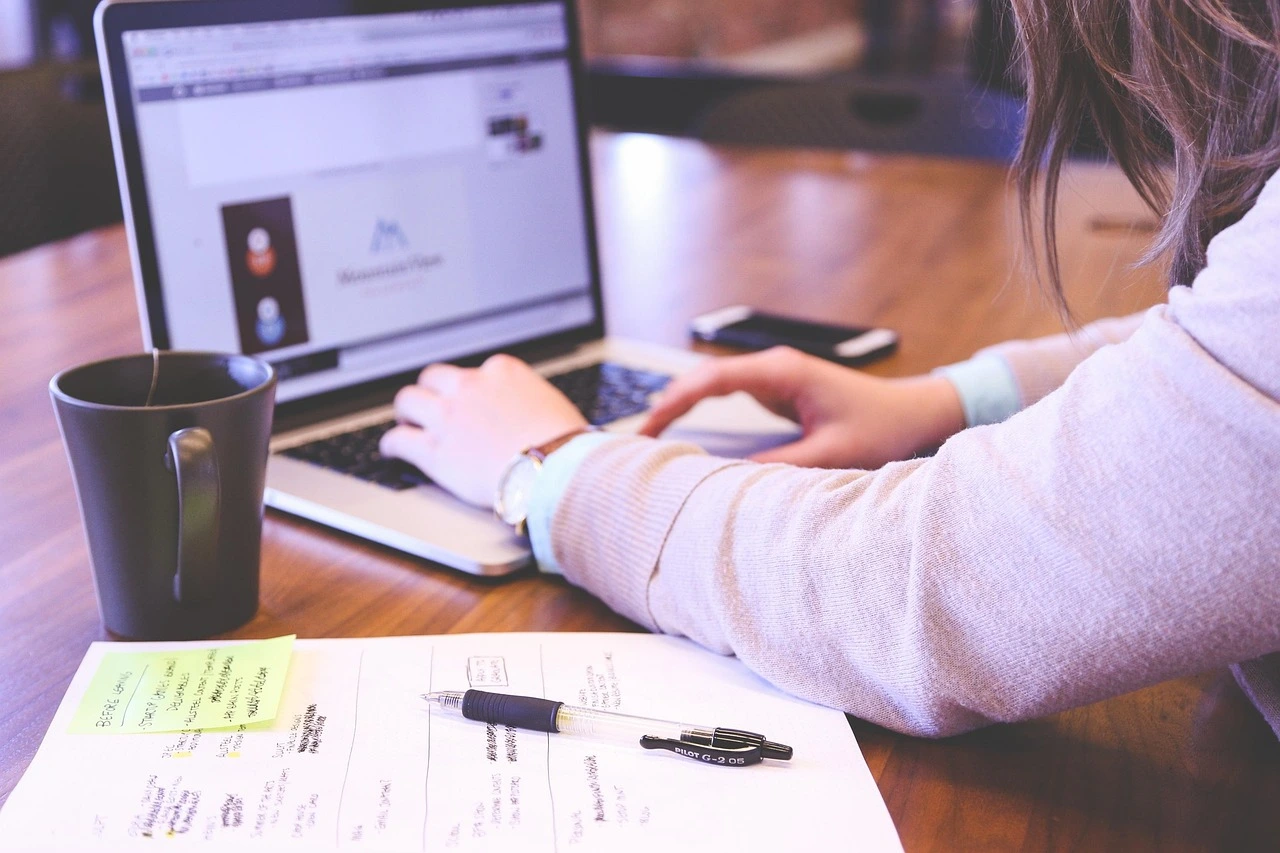 Mężczyzna formatujący pracę akademicką online